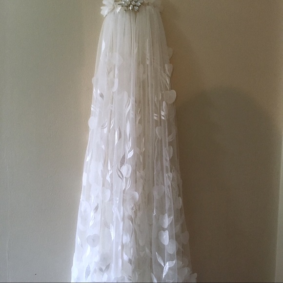 3D Floral Embroidered Tulle Wedding Veil - Picture 7 of 8